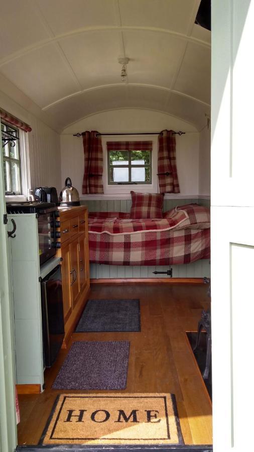 Shepherd'S Lodge - Shepherd'S Hut With Devon Views For Up To Two People And One Smaller Dog Wrangaton Exterior photo